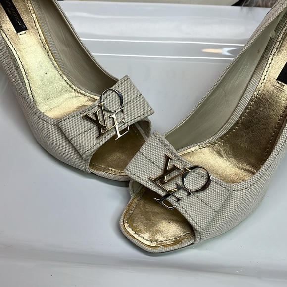 LOUIS VUITTON LOVE PLATE PEEPTOE PUMPS - Picture 12 of 15